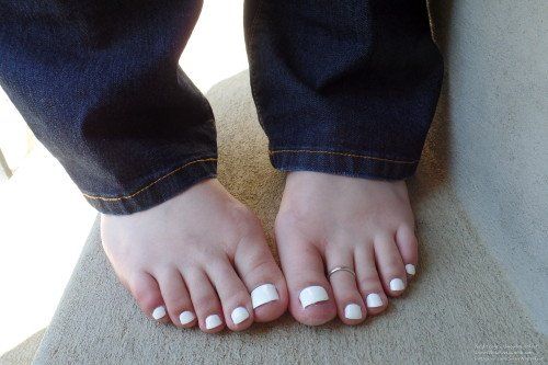Zils M. reccomend white nails feet