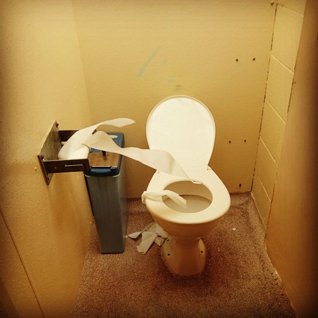 Basecamp recommendet toilet public sink school piss pissing