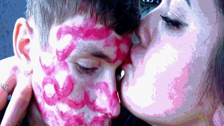 Peep reccomend pink lipstick kissing